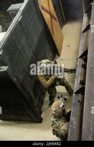 Operatoren der Polnischen Spezialeinsatzkräfte führen Nahkampf auf Fort Carson, Colorado, 24. Mai 2022. Polnische und deutsche Kommandos haben von Mai 2 bis Juni 3 die CQB-Taktik, -Techniken und -Verfahren (TTPs) gemeinsam mit Green Berets verfeinert, die der Critical Threats Advisory Company, 2. Bataillon, 10. Special Forces Group (Airborne), zugewiesen wurden. (USA Foto der Armee von Staff Sgt. Anthony Bryant) Stockfoto