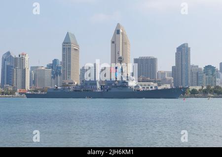 SAN DIEGO (15. Juli 2022) USS Stockdale (DDG 106), ein Lenkflugkörper-Zerstörer der Arleigh-Burke-Klasse, durchreist die Bucht von San Diego nach seiner Rückkehr in den Heimathafen. Die USS Stockdale, benannt nach dem Vizeadmiral James Bond Stockdale, kehrte nach einem 10-monatigen Einsatz im Indo-Pazifik-Raum im Juli 15 zum Marinestützpunkt San Diego zurück. (USA Navy Foto von Mass Communication Specialist 3. Class Allison R. Castro) Stockfoto