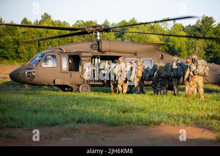 Soldaten, die Bravo Company, 1. Bataillon, 114. Infanterie-Regiment, 44. Infanterie-Brigade-Kampfteam, New Jersey Army National Guard zugeordnet sind, beginnen bei der exportable Combat Training Capability (XCTC) Übung in Fort Drum, New York, an Bord der UH-60 Blackhawks zu gehen. Mehr als 2.500 Soldaten nehmen an der Trainingsveranstaltung Teil, die es Brigadekampfteams ermöglicht, die geschulte Zugbereitschaft zu erreichen, die für Einsatz, Kampf und Sieg erforderlich ist. (USA Foto der Armee-Nationalgarde von Sgt. Benjamin Martinez) Stockfoto