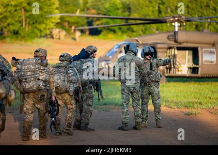 Soldaten, die Bravo Company, 1. Bataillon, 114. Infanterie-Regiment, 44. Infanterie-Brigade-Kampfteam, New Jersey Army National Guard zugeordnet sind, beginnen bei der exportable Combat Training Capability (XCTC) Übung in Fort Drum, New York, an Bord der UH-60 Blackhawks zu gehen. Mehr als 2.500 Soldaten nehmen an der Trainingsveranstaltung Teil, die es Brigadekampfteams ermöglicht, die geschulte Zugbereitschaft zu erreichen, die für Einsatz, Kampf und Sieg erforderlich ist. (USA Foto der Armee-Nationalgarde von Sgt. Benjamin Martinez) Stockfoto