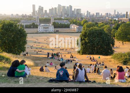 London, 15.. Juli 2022. Wetter in Großbritannien. Die Öffentlichkeit zieht sich in den Greenwich Park, um den heißen Sommer freitagnachmittag zu genießen, da Sonnenstrahlen das Gras im Park austrocknen, ein nationaler Notfall in Großbritannien wurde ausgerufen, nachdem zum ersten Mal eine rote extreme Hitzewarnung ausgegeben wurde, da die Temperaturen am kommenden Montag 40C Grad erreichen könnten. London, England. Quelle: Xiu Bao/Alamy Live News Stockfoto
