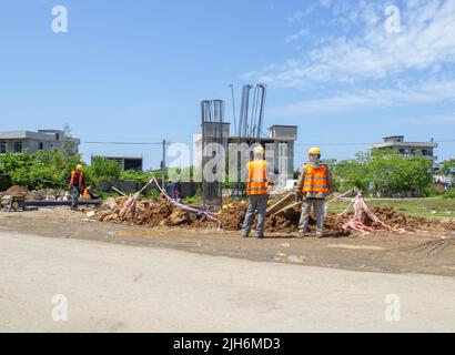 Brückenkonstruktion. Baumeister bei der Arbeit. Fundamentverlegung. Die Arbeit eines Bauunternehmens. Gebäude am Stadtrand Stockfoto