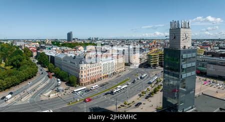 Luftaufnahme des Rigaer Hauptbahnhofsturms mit Namen der Stadt und Uhr. Stockfoto