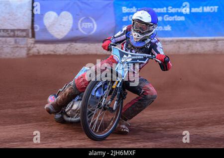 Sam McGurk im Einsatz für Belle Vue Cool Running Colts während des Spiels der National Development League zwischen Belle Vue Colts und Mildenhall Fens Tigers am Freitag, dem 15.. Juli 2022, im National Speedway Stadium in Manchester. (Kredit: Ian Charles | MI News) Kredit: MI News & Sport /Alamy Live News Stockfoto