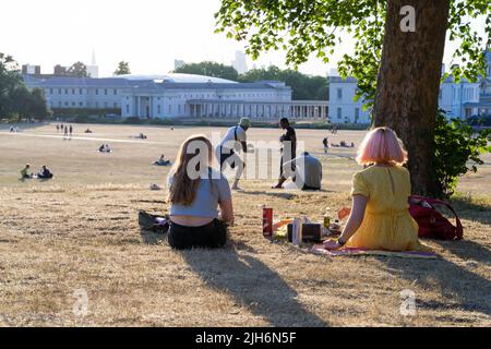 London, 15.. Juli 2022. Wetter in Großbritannien. Die Öffentlichkeit zieht sich in den Greenwich Park, um den heißen Sommer freitagnachmittag zu genießen, da Sonnenstrahlen das Gras im Park austrocknen, ein nationaler Notfall in Großbritannien wurde ausgerufen, nachdem zum ersten Mal eine rote extreme Hitzewarnung ausgegeben wurde, da die Temperaturen am kommenden Montag 40C Grad erreichen könnten. London, England. Quelle: Xiu Bao/Alamy Live News Stockfoto