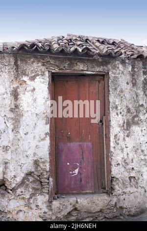 Frontansicht des traditionellen Gebäudes in Santa Cruz de La Palma. Nahaufnahme einer alten, rückläufigen Hütte auf der spanischen Insel. Holztür bleibt in am alt Stockfoto