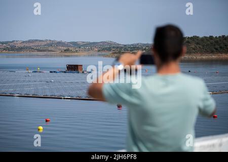 Ein Tourist wird gesehen, der Fotos vom schwimmenden Solarkraftwerk in Alqueva macht. Die am 15.. Juli eingeweihte Anlage ist bereit, mehr als 30 % der Bevölkerung der Regionen Moura und Portel im Süden Portugals mit Energie zu versorgen. Das 4 schwimmende Solarkraftwerk befindet sich am Alqueva-Staudamm und verfügt über eine installierte Leistung von 5 MW und eine Kapazität von rund 12.000 7,5 GWh pro Jahr.die Anlage ist die größte in Europa, an einem Stausee. (Foto von Hugo Amaral/SOPA Images/Sipa USA) Stockfoto