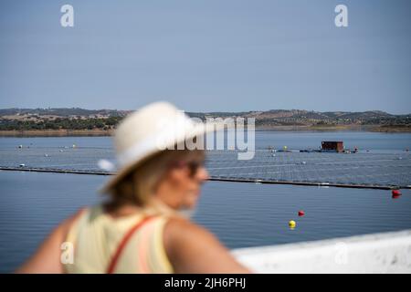 Ein Tourist wird gesehen, der das schwimmende Solarkraftwerk in Alqueva überblickt. Die am 15.. Juli eingeweihte Anlage ist bereit, mehr als 30 % der Bevölkerung der Regionen Moura und Portel im Süden Portugals mit Energie zu versorgen. Das 4 schwimmende Solarkraftwerk befindet sich am Alqueva-Staudamm und verfügt über eine installierte Leistung von 5 MW und eine Kapazität von rund 12.000 7,5 GWh pro Jahr.die Anlage ist die größte in Europa, an einem Stausee. (Foto von Hugo Amaral/SOPA Images/Sipa USA) Stockfoto