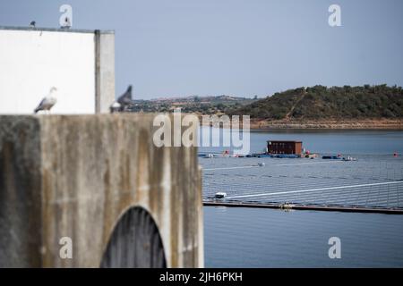 Alqueva, Portugal. 15.. Juli 2022. Blick auf das schwimmende Solarkraftwerk in Alqueva. Die am 15.. Juli eingeweihte Anlage ist bereit, mehr als 30 % der Bevölkerung der Regionen Moura und Portel im Süden Portugals mit Energie zu versorgen. Das 4 schwimmende Solarkraftwerk befindet sich am Alqueva-Staudamm und verfügt über eine installierte Leistung von 5 MW und eine Kapazität von rund 12.000 7,5 GWh pro Jahr.die Anlage ist die größte in Europa, an einem Stausee. (Foto von Hugo Amaral/SOPA Images/Sipa USA) Quelle: SIPA USA/Alamy Live News Stockfoto