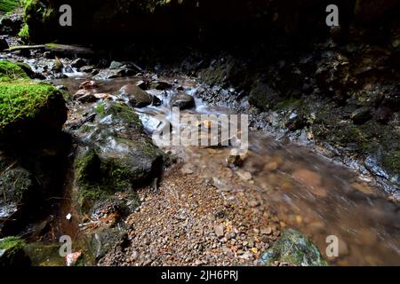 Wasser fließt in den Bach, der unter dem Glen Wasserfall von Parfrey in der Nähe des Devil's Lake State Park in Wisconsin, USA, fließt. Stockfoto