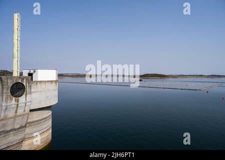 Alqueva, Portugal. 15.. Juli 2022. Alqueva, Alentejo, Portugal. 15.. Juli 2022. Gesamtansicht des schwimmenden Solarkraftwerks in Alqueva. Die am 15.. Juli eingeweihte Anlage ist bereit, mehr als 30 % der Bevölkerung der Regionen Moura und Portel im Süden Portugals mit Energie zu versorgen. Das schwimmende Solarkraftwerk befindet sich am Alqueva-Staudamm und verfügt über eine installierte Leistung von 5 MW und eine Kapazität von rund 7,5 GWh pro Jahr.die Anlage ist mit einer Fläche von knapp toÂ 12.000 Photovoltaikanlagen auf einer Fläche von 4 Hektar die größte in Europa an einem Stausee. (Bild: © Hugo Amaral/SOPA Images Stockfoto