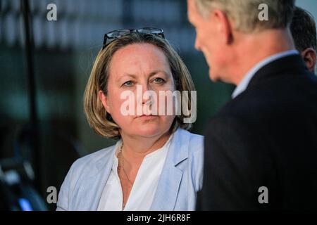 London, Großbritannien. 15.. Juli 2022. Die Staatssekretärin für internationalen Handel, Anne-Marie Trevelyan, die Tom Tugendhat unterstützt, bei der Debatte. Die Kandidaten für Führungskräfte und ihre Teams verlassen die BT-Studios in Stratford. Alle fünf Kandidaten für die Führung der Konservativen Partei (Kemi Badenoch, Penny Mordaunt, Rishi Sunak, Liz Truss und Tom Tugendhat) und Kandidaten für den nächsten Premierminister des Vereinigten Königreichs nehmen an einer Debatte und an q&A für Channel 4 Teil. Kredit: Imageplotter/Alamy Live Nachrichten Stockfoto