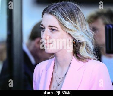 London, Großbritannien. 15.. Juli 2022. Dehenna Davison, MdB Bishop Stodford, Politikerin der britischen Konservativen Partei und Mitglied des Parlaments, interviewte Liz Truss während der ersten Führungsdebatte aller fünf Kandidaten auf dem Channel 4 in London. Kredit: Imageplotter/Alamy Live Nachrichten Stockfoto