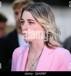 London, Großbritannien. 15.. Juli 2022. Dehenna Davison, MdB Bishop Stodford, Politikerin der britischen Konservativen Partei und Mitglied des Parlaments, interviewte Liz Truss während der ersten Führungsdebatte aller fünf Kandidaten auf dem Channel 4 in London. Kredit: Imageplotter/Alamy Live Nachrichten Stockfoto