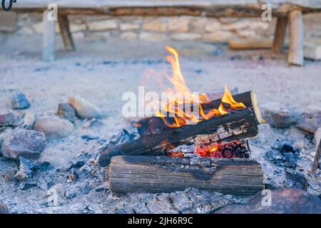 Nahaufnahme eines Holzbrandes in Bent's Old Fort National Historic Site in Colorado Stockfoto