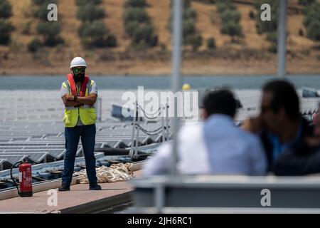 Alqueva, Portugal. 15.. Juli 2022. Alqueva, Alentejo, Portugal. 15.. Juli 2022. Ein Mitarbeiter wurde im schwimmenden Solarkraftwerk in Alqueva gesehen. Die am 15.. Juli eingeweihte Anlage ist bereit, mehr als 30 % der Bevölkerung der Regionen Moura und Portel im Süden Portugals mit Energie zu versorgen. Das schwimmende Solarkraftwerk befindet sich am Alqueva-Staudamm und verfügt über eine installierte Leistung von 5 MW und eine Kapazität von rund 7,5 GWh pro Jahr.die Anlage ist mit einer Fläche von knapp toÂ 12.000 Photovoltaikanlagen auf einer Fläche von 4 Hektar die größte in Europa an einem Stausee. (Bild: © Hugo Amaral/SOPA Stockfoto