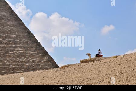 Ägyptischer Polizist auf einem Kamel bei den Pyramiden Stockfoto