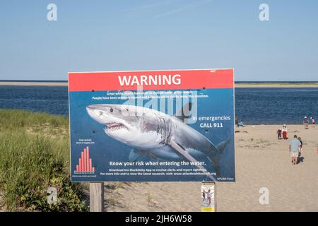 Chatham, Massachusetts, 9. Juli 2022: Ein Warnschild für den Great White Shark am Chatham Lighthouse Beach, der ein Strand ist, der auf eigene Gefahr schwimmt Stockfoto