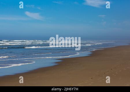 Am Heceta Beach in Florence, Oregon, kommen die Abbrecher horizontal herunter Stockfoto