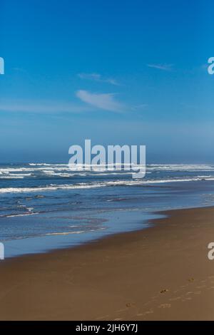 Abbrecher kommen am Heceta Beach in Florence, Oregon, vertikal Stockfoto