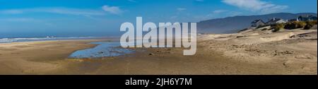 Heceta Beach, Florence, Oregon, August 23, 2019: Häuser und Ferienwohnungen am Strand. Panorama Stockfoto