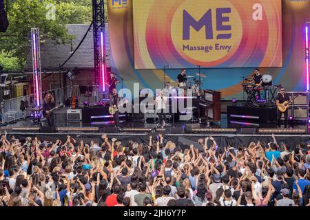 New York, NY - 15. Juli 2022: Pop-Rock-Band One Republic tritt während des ABC Good Morning America Sommerkonzerts im Central Park auf Stockfoto