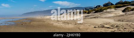 Heceta Beach, Florence, Oregon, August 23, 2019: Häuser und Ferienwohnungen am Strand. Panorama Stockfoto