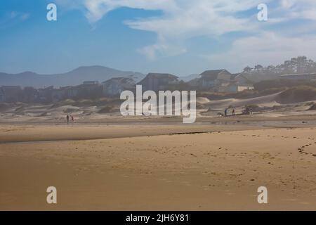 Heceta Beach, Florence, Oregon, August 23, 2019: Häuser, Ferienwohnungen mit Leuten, die den Strand genießen. Horizontal Stockfoto