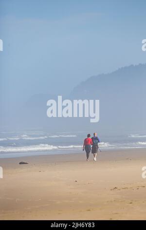 Heceta Beach, Florence, Oregon, August 23, 2019: Menschen, die am Strand spazieren. Vertikal Stockfoto