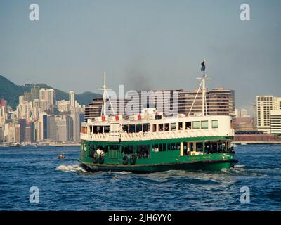 Horizontale Aufnahme einer Star Ferry vor dem New World Center, Tsim Sha Tsui, Kowloon, Hongkong 1987. A Hung Hom to Central Ferry. Stockfoto