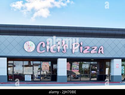 Houston, Texas USA 07-15-2022: Außenansicht des Restaurants Cicis Pizza in Houston, TX. Die familienfreundliche Einzelhandelskette wurde 1985 in Plano, TX, gegründet. Stockfoto