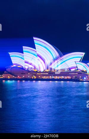 Während des „Vivid Sydney“-Festivals 2022 schmückt das Sydney Opera House in Sydney, Australien, eine besondere Beleuchtung. Stockfoto