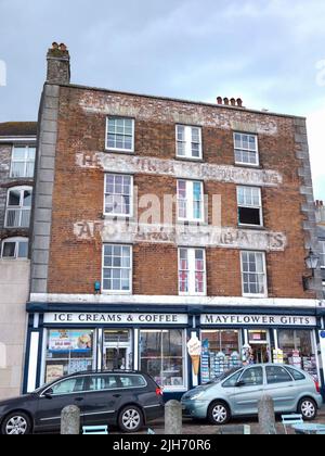 Das Äußere von Mayflower Gifts und Kelly's Ice Cream Shop in Plymouth, Devon, England, Großbritannien. Stockfoto