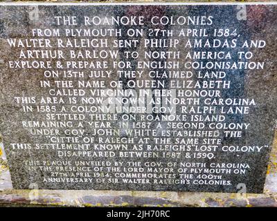 Eine Gedenktafel zur Erinnerung an die Reise von Amadas und Barlow nach Amerika aus Plymouth, Devon, England, Großbritannien, im Jahr 1584. Stockfoto