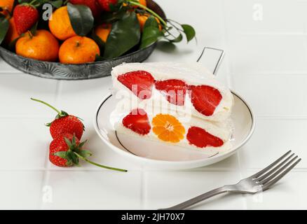 Süßes Früchtchen-Sandwich im japanischen Stil mit Erdbeere und Orange. Süßes Hausgemachtes Sommerfrühstück. Stockfoto