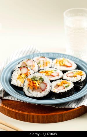Nahaufnahme Koreanischer Reiskorb Gimbap Kimbob aus gedämpftem weißem Reiskorb, Ei, Gurke und Gemüse Stockfoto