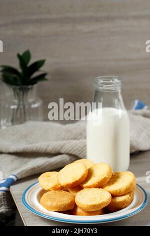 Roti Bagelen, getrockneter Sweet B mit Butter und Sugar Sprinkle. Beliebtes Geschenk aus Zentraljava, Indonesien. Wird in der Regel mit Tee oder Milch serviert Stockfoto