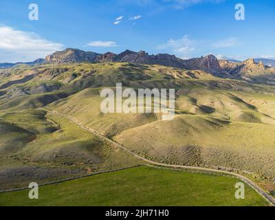 Luftaufnahme der Landschaft über dem ländlichen Gebiet von Cody bei Wyoming Stockfoto