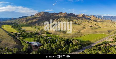 Luftaufnahme der Landschaft über dem ländlichen Gebiet von Cody bei Wyoming Stockfoto