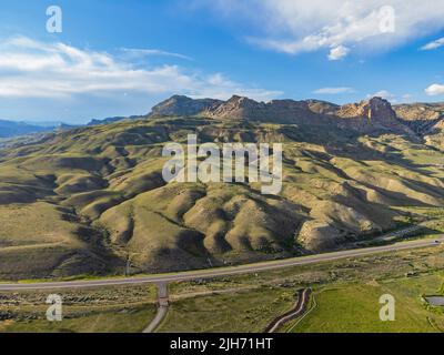 Luftaufnahme der Landschaft über dem ländlichen Gebiet von Cody bei Wyoming Stockfoto