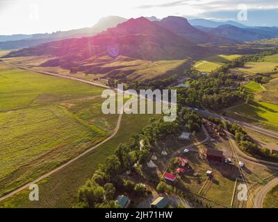 Luftaufnahme der Landschaft über dem ländlichen Gebiet von Cody bei Wyoming Stockfoto