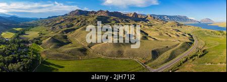 Luftaufnahme der Landschaft über dem ländlichen Gebiet von Cody bei Wyoming Stockfoto