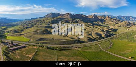 Luftaufnahme der Landschaft über dem ländlichen Gebiet von Cody bei Wyoming Stockfoto