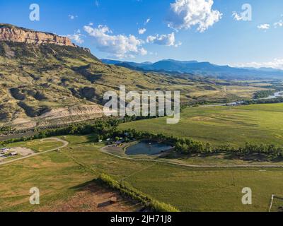 Luftaufnahme der Landschaft über dem ländlichen Gebiet von Cody bei Wyoming Stockfoto