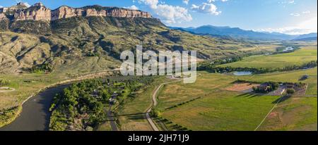 Luftaufnahme der Landschaft über dem ländlichen Gebiet von Cody bei Wyoming Stockfoto