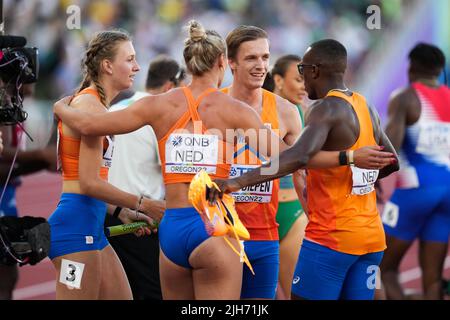 Femke Bol, Lieke Klaver, Liemarvin Bonevacia und Tony Van Diepen aus den Niederlanden (links-rechts) nach dem 4 x 400-m-Staffelfinale am ersten Tag der Leichtathletik-Weltmeisterschaften im Hayward Field, University of Oregon, USA. Bilddatum: Freitag, 15. Juli 2022. Stockfoto