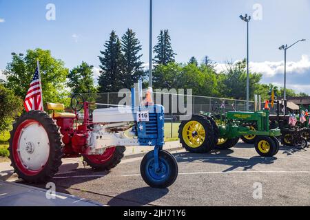 Wyoming, JUL 4 2022 - sonnige Sicht auf einige landwirtschaftliche Geräte Stockfoto