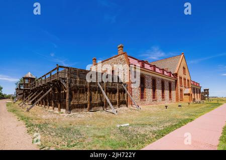 Wyoming, JUL 9 2022 - sonnige Außenansicht des Wyoming Territorial Prison Stockfoto