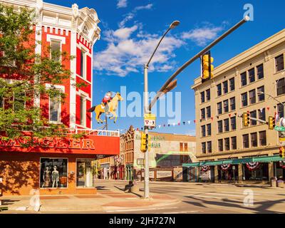 Wyoming, JUL 3 2022 - Sonniger Blick auf den Wrangler der Innenstadt von Cheyenne Stockfoto