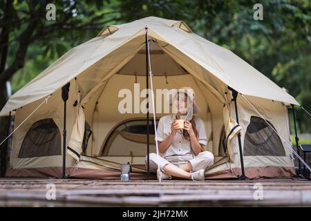 Asiatische Frau Reise und Camping in Thailand. Reisen Sie Outdoor-Aktivitäten. Stockfoto